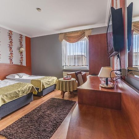 Hotel Doris Oborniki Buitenkant foto