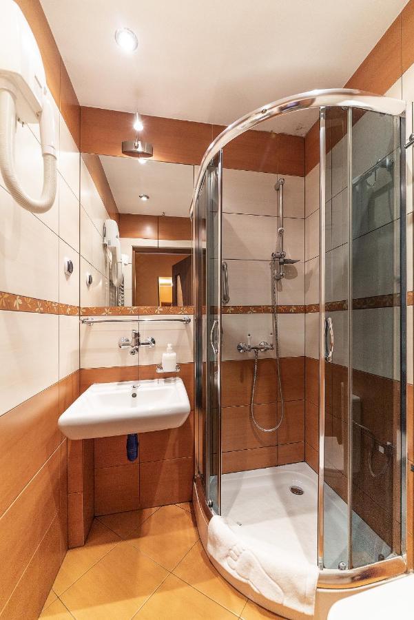 Hotel Doris Oborniki Buitenkant foto