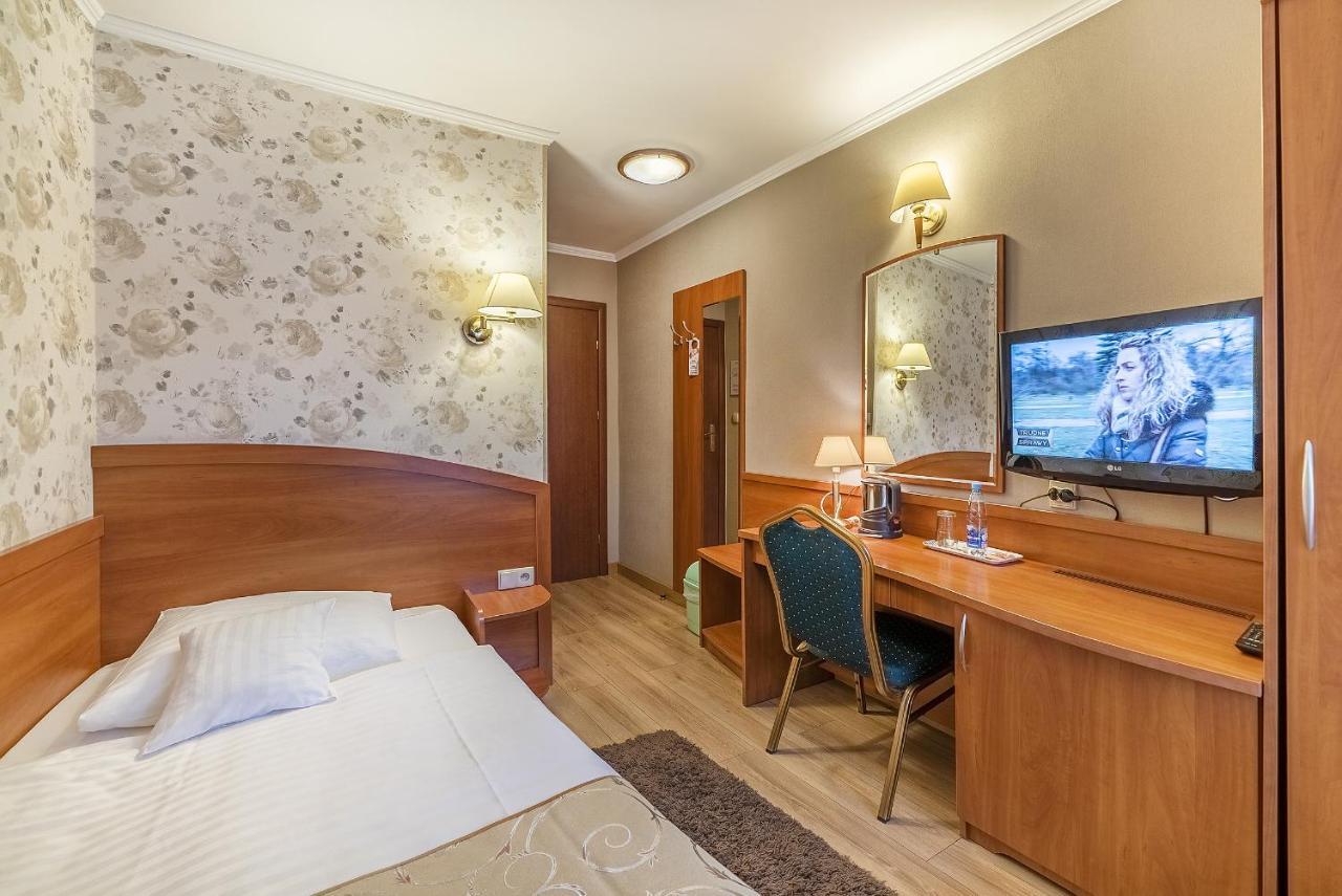 Hotel Doris Oborniki Buitenkant foto