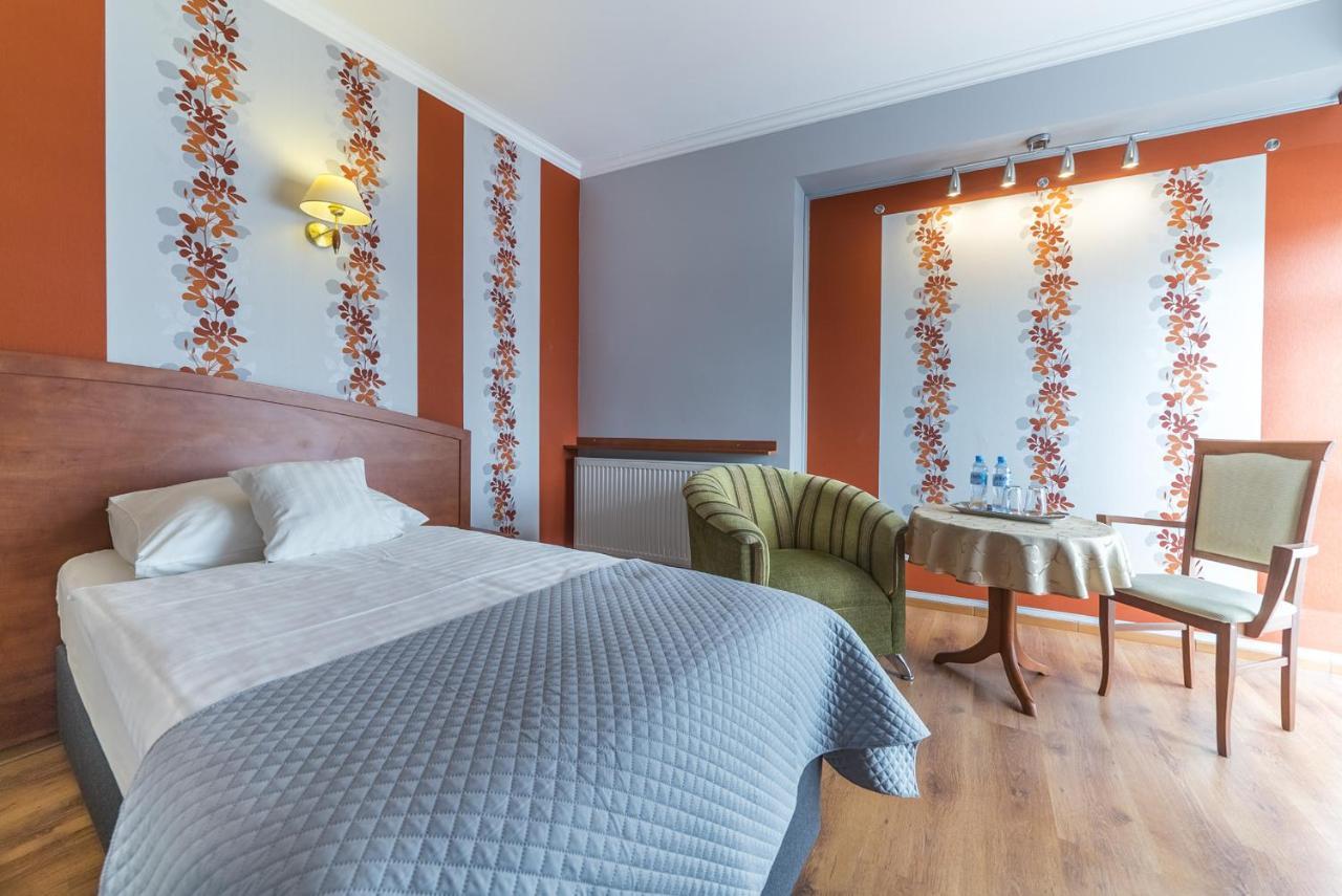Hotel Doris Oborniki Buitenkant foto