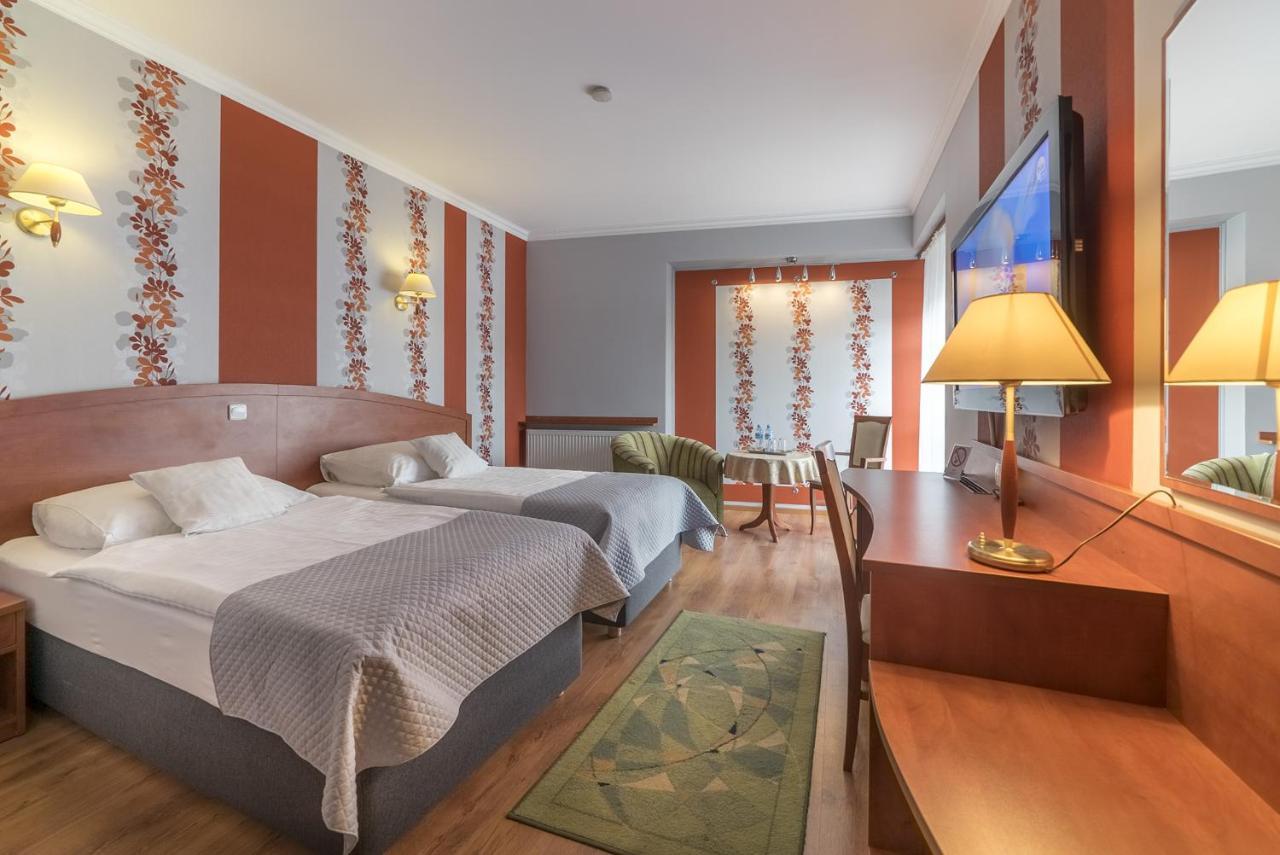 Hotel Doris Oborniki Buitenkant foto