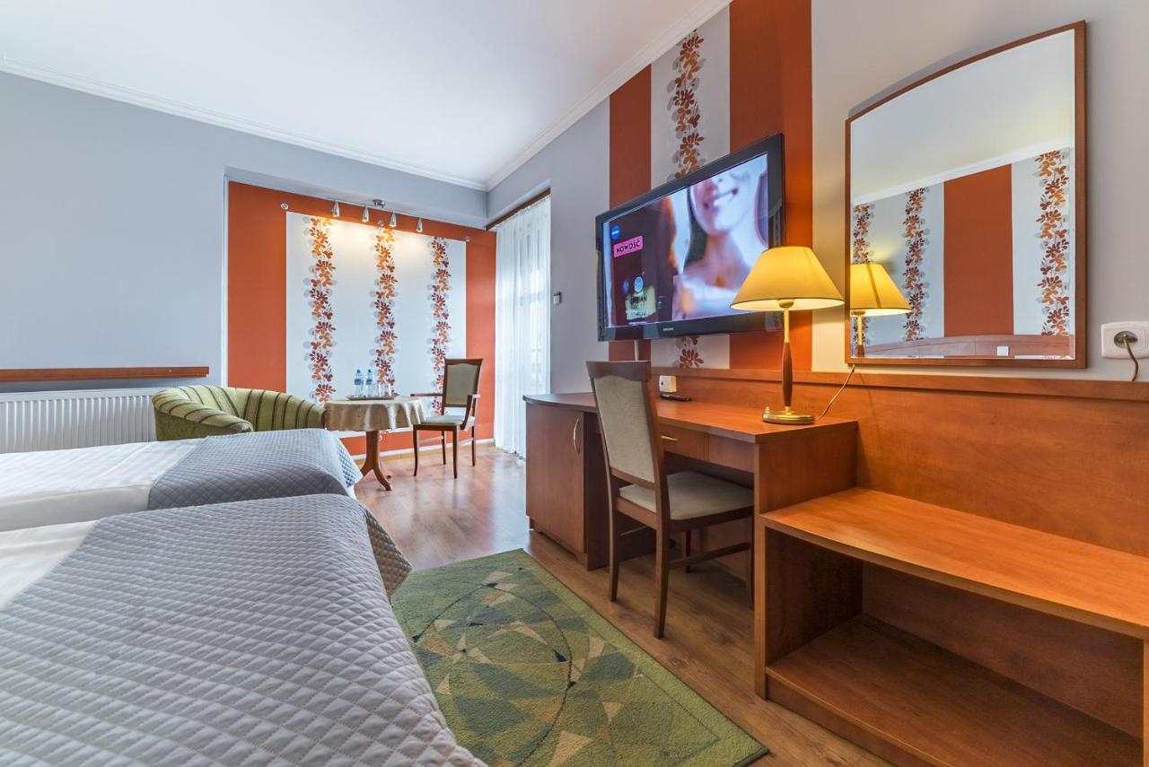 Hotel Doris Oborniki Buitenkant foto