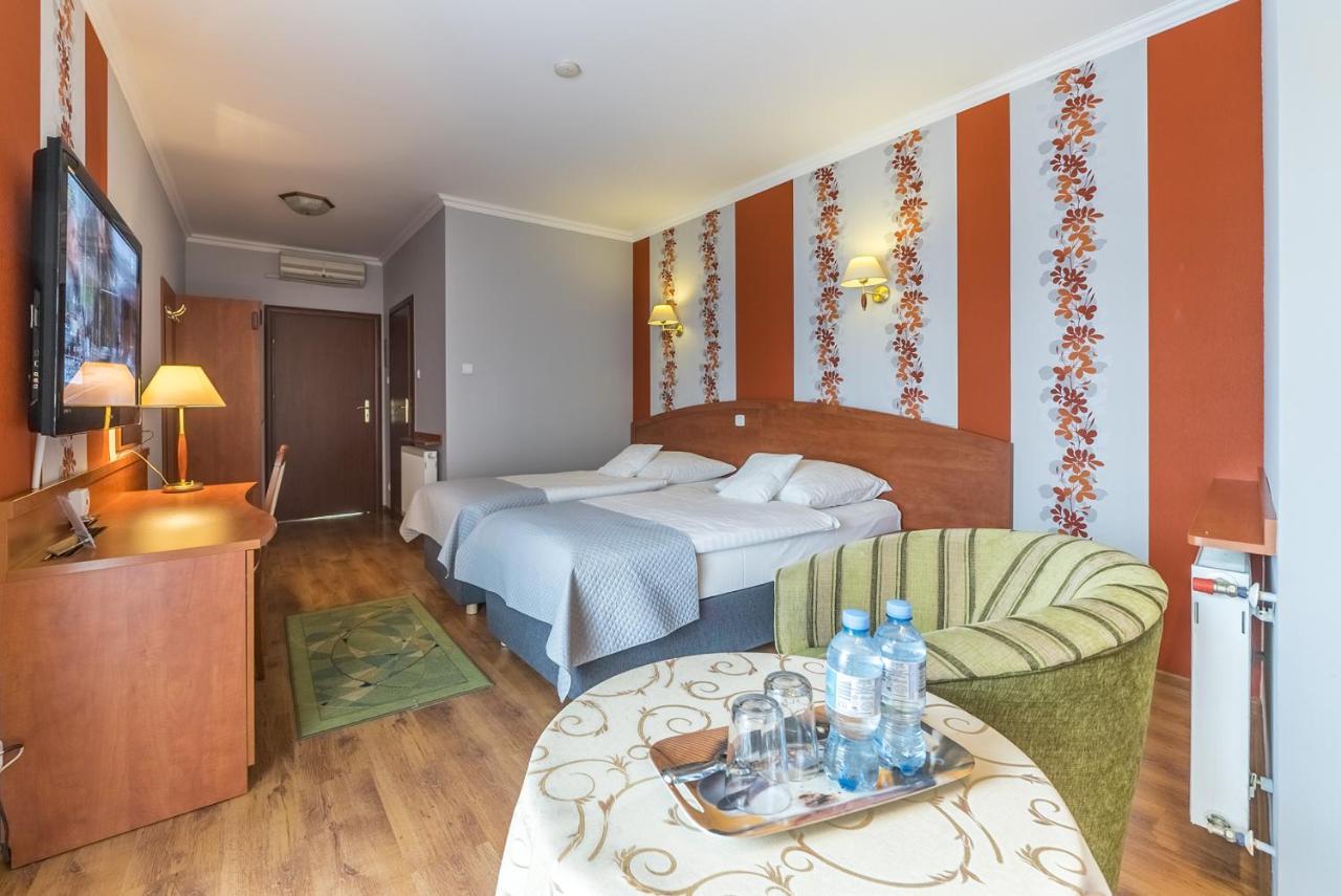 Hotel Doris Oborniki Buitenkant foto
