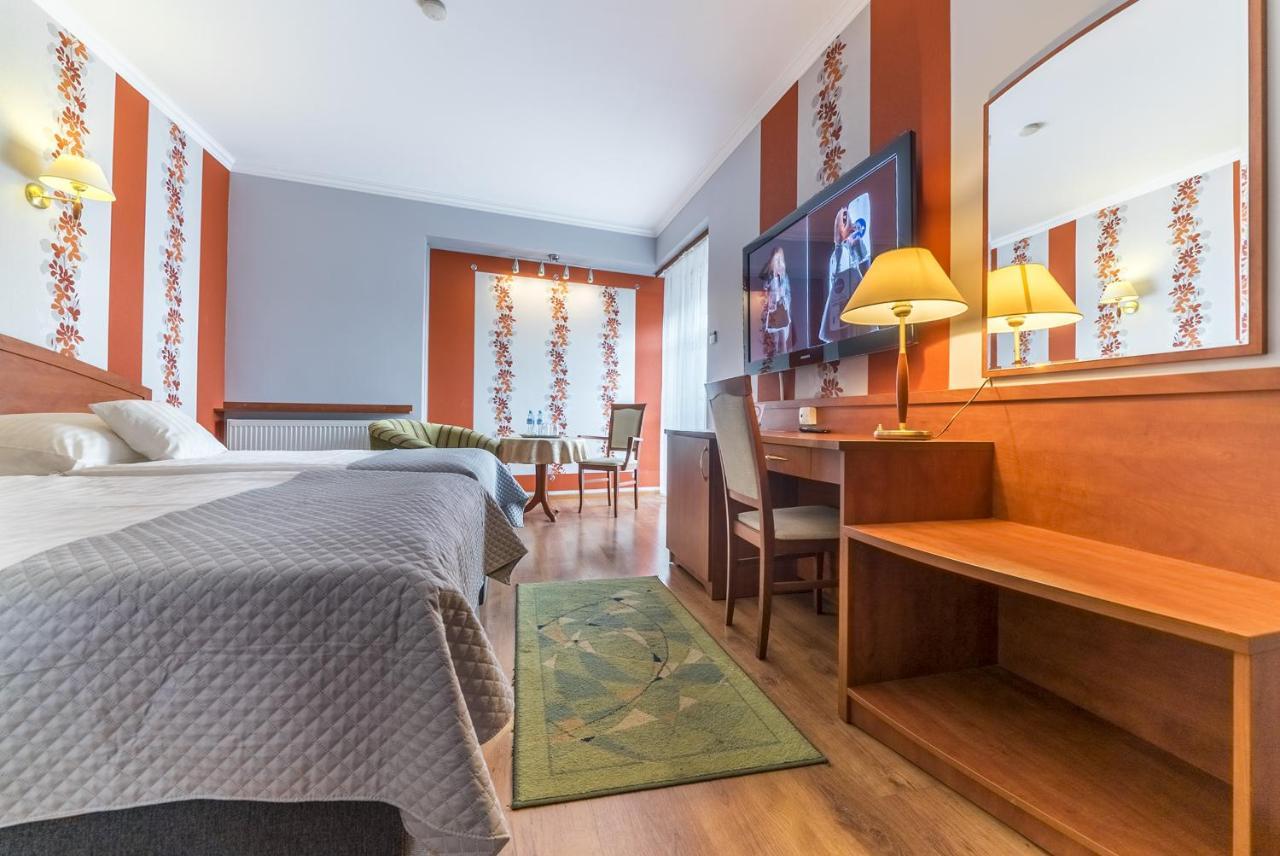 Hotel Doris Oborniki Buitenkant foto