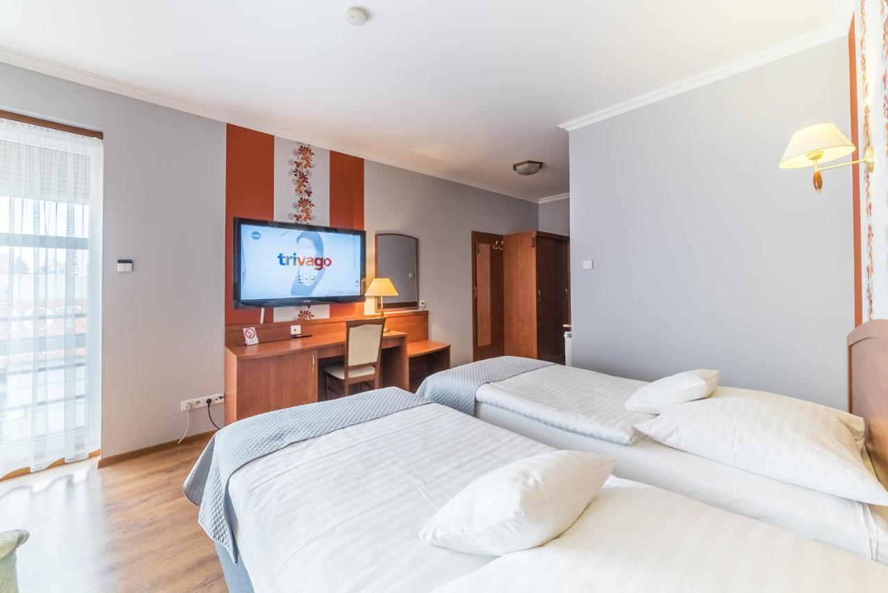 Hotel Doris Oborniki Buitenkant foto