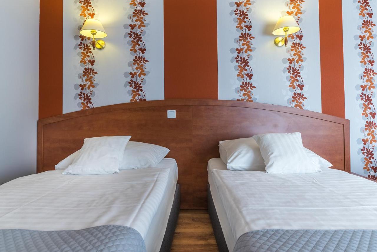 Hotel Doris Oborniki Buitenkant foto