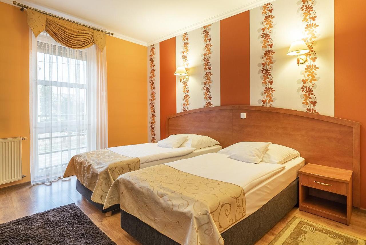 Hotel Doris Oborniki Buitenkant foto