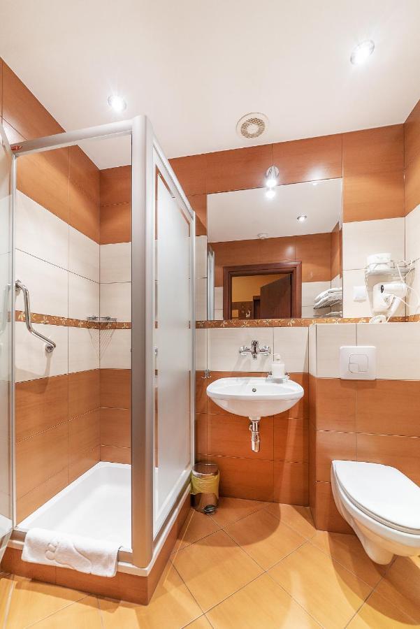 Hotel Doris Oborniki Buitenkant foto